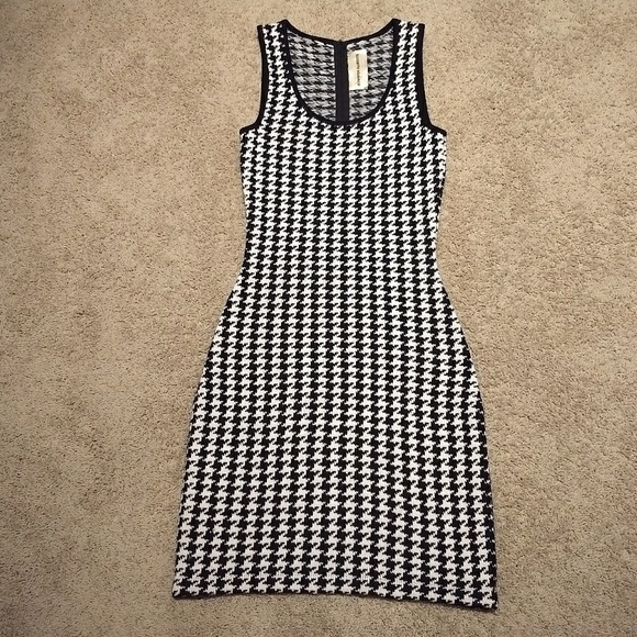 ✴️ Jennifer RobertsHoundstooth Dress - Picture 2 of 6